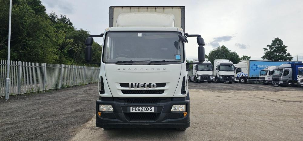Kamion s ceradom Iveco 18 ton curtain tail lift: slika Kamion s ceradom Iveco 18 ton curtain tail lift