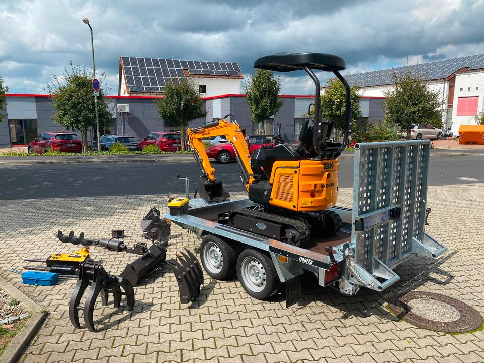 Minibagger BK1300JSR + Anhänger + Zubehör *INKL.19% MWST*BERGER KRAUS*KUBOTA*JOYSTICK*SCHENKWARM*SOFORT!* - Mini bager, Prikolica: slika Minibagger BK1300JSR + Anhänger + Zubehör *INKL.19% MWST*BERGER KRAUS*KUBOTA*JOYSTICK*SCHENKWARM*SOFORT!* - Mini bager, Prikolica Minibagger BK1300JSR + Anhänger + Zubehör *INKL.19% MWST*BERGER KRAUS*KUBOTA*JOYSTICK*SCHENKWARM*SOFORT!* - Mini bager, Prikolica: slika Minibagger BK1300JSR + Anhänger + Zubehör *INKL.19% MWST*BERGER KRAUS*KUBOTA*JOYSTICK*SCHENKWARM*SOFORT!* - Mini bager, Prikolica