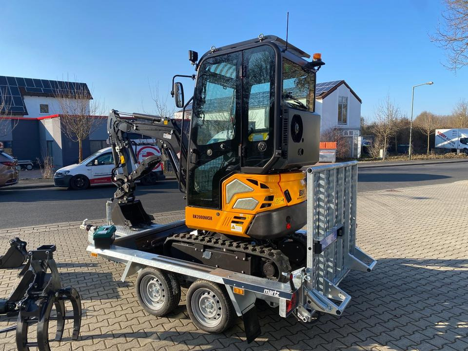 Minibagger BK2000NKSR + Tieflader + Zubehör *INKL.19% MWST*BERGER KRAUS*KUBOTA* KLIMA*SCHWENKARM*VERSTELLFAHRWERK* - Mini bager, Prikolica: slika Minibagger BK2000NKSR + Tieflader + Zubehör *INKL.19% MWST*BERGER KRAUS*KUBOTA* KLIMA*SCHWENKARM*VERSTELLFAHRWERK* - Mini bager, Prikolica Minibagger BK2000NKSR + Tieflader + Zubehör *INKL.19% MWST*BERGER KRAUS*KUBOTA* KLIMA*SCHWENKARM*VERSTELLFAHRWERK* - Mini bager, Prikolica: slika Minibagger BK2000NKSR + Tieflader + Zubehör *INKL.19% MWST*BERGER KRAUS*KUBOTA* KLIMA*SCHWENKARM*VERSTELLFAHRWERK* - Mini bager, Prikolica