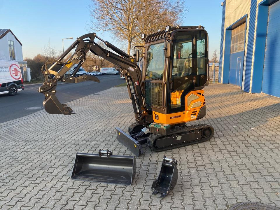 Minibagger BK2000NKSR inkl. Schaufelpaket *INKL.19% MWST*BERGER KRAUS*KUBOTA* KLIMA*SCHWENKARM*VERSTELLFAHRWERK* - Mini bager: slika Minibagger BK2000NKSR inkl. Schaufelpaket *INKL.19% MWST*BERGER KRAUS*KUBOTA* KLIMA*SCHWENKARM*VERSTELLFAHRWERK* - Mini bager Minibagger BK2000NKSR inkl. Schaufelpaket *INKL.19% MWST*BERGER KRAUS*KUBOTA* KLIMA*SCHWENKARM*VERSTELLFAHRWERK* - Mini bager: slika Minibagger BK2000NKSR inkl. Schaufelpaket *INKL.19% MWST*BERGER KRAUS*KUBOTA* KLIMA*SCHWENKARM*VERSTELLFAHRWERK* - Mini bager