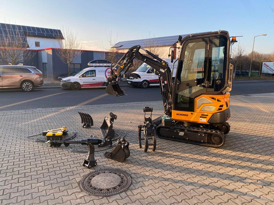 Minibagger BK2000NKSR inkl. Zubehörpaket *INKL.19% MWST*BERGER KRAUS*KUBOTA* KLIMA*SCHWENKARM*VERSTELLFAHRWERK* - Mini bager: slika Minibagger BK2000NKSR inkl. Zubehörpaket *INKL.19% MWST*BERGER KRAUS*KUBOTA* KLIMA*SCHWENKARM*VERSTELLFAHRWERK* - Mini bager Minibagger BK2000NKSR inkl. Zubehörpaket *INKL.19% MWST*BERGER KRAUS*KUBOTA* KLIMA*SCHWENKARM*VERSTELLFAHRWERK* - Mini bager: slika Minibagger BK2000NKSR inkl. Zubehörpaket *INKL.19% MWST*BERGER KRAUS*KUBOTA* KLIMA*SCHWENKARM*VERSTELLFAHRWERK* - Mini bager