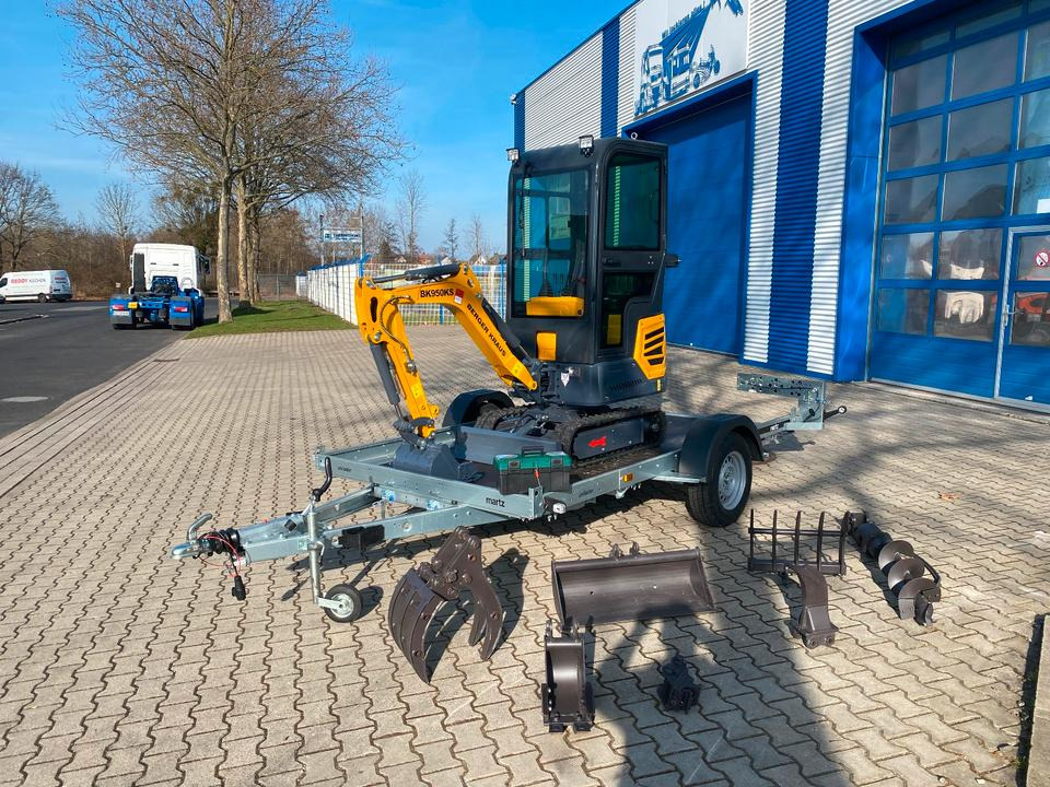 Minibagger BK950KS + Anhänger + Zubehör *INKL.19% MWST*BERGER KRAUS*KABINE*SOFORT!* - Mini bager, Prikolica: slika Minibagger BK950KS + Anhänger + Zubehör *INKL.19% MWST*BERGER KRAUS*KABINE*SOFORT!* - Mini bager, Prikolica Minibagger BK950KS + Anhänger + Zubehör *INKL.19% MWST*BERGER KRAUS*KABINE*SOFORT!* - Mini bager, Prikolica: slika Minibagger BK950KS + Anhänger + Zubehör *INKL.19% MWST*BERGER KRAUS*KABINE*SOFORT!* - Mini bager, Prikolica