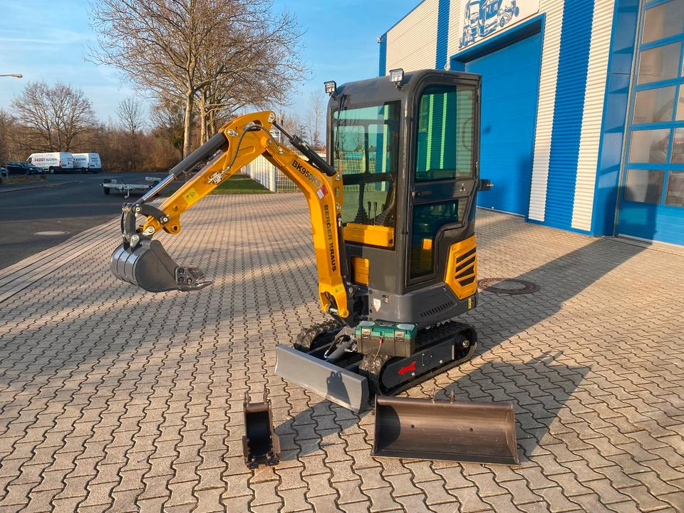 Minibagger BK950KS + Schaufelpaket *INKL.19% MWST*BERGER KRAUS*KABINE*SOFORT!* - Mini bager: slika Minibagger BK950KS + Schaufelpaket *INKL.19% MWST*BERGER KRAUS*KABINE*SOFORT!* - Mini bager Minibagger BK950KS + Schaufelpaket *INKL.19% MWST*BERGER KRAUS*KABINE*SOFORT!* - Mini bager: slika Minibagger BK950KS + Schaufelpaket *INKL.19% MWST*BERGER KRAUS*KABINE*SOFORT!* - Mini bager