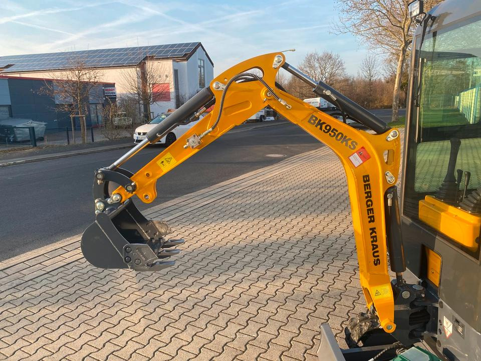 Minibagger BK950KS + Schaufelpaket *INKL.19% MWST*BERGER KRAUS*KABINE*SOFORT!* - Mini bager: slika Minibagger BK950KS + Schaufelpaket *INKL.19% MWST*BERGER KRAUS*KABINE*SOFORT!* - Mini bager Minibagger BK950KS + Schaufelpaket *INKL.19% MWST*BERGER KRAUS*KABINE*SOFORT!* - Mini bager: slika Minibagger BK950KS + Schaufelpaket *INKL.19% MWST*BERGER KRAUS*KABINE*SOFORT!* - Mini bager