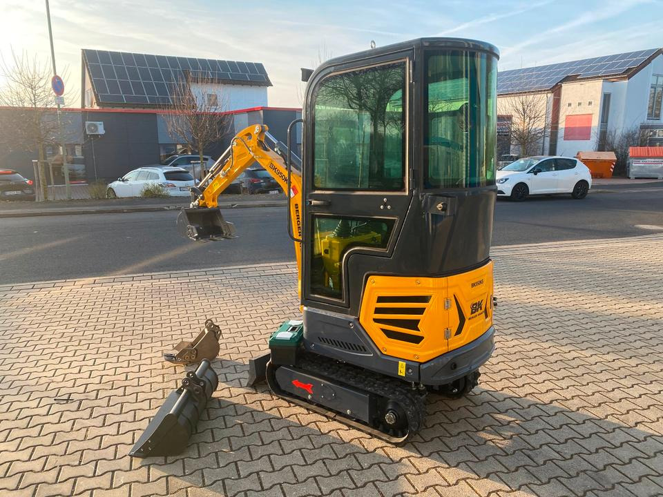 Minibagger BK950KS + Schaufelpaket *INKL.19% MWST*BERGER KRAUS*KABINE*SOFORT!* - Mini bager: slika Minibagger BK950KS + Schaufelpaket *INKL.19% MWST*BERGER KRAUS*KABINE*SOFORT!* - Mini bager Minibagger BK950KS + Schaufelpaket *INKL.19% MWST*BERGER KRAUS*KABINE*SOFORT!* - Mini bager: slika Minibagger BK950KS + Schaufelpaket *INKL.19% MWST*BERGER KRAUS*KABINE*SOFORT!* - Mini bager