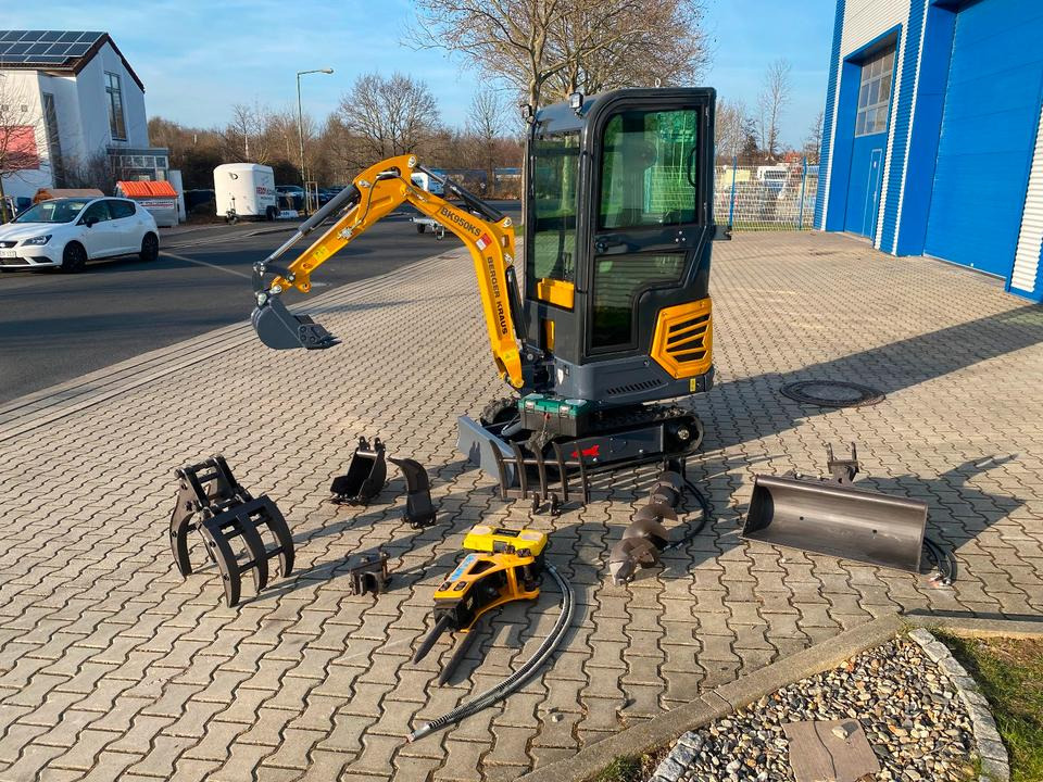 Minibagger BK950KS + Zubehör *INKL.19% MWST*BERGER KRAUS*KABINE*SOFORT!* - Mini bager: slika Minibagger BK950KS + Zubehör *INKL.19% MWST*BERGER KRAUS*KABINE*SOFORT!* - Mini bager Minibagger BK950KS + Zubehör *INKL.19% MWST*BERGER KRAUS*KABINE*SOFORT!* - Mini bager: slika Minibagger BK950KS + Zubehör *INKL.19% MWST*BERGER KRAUS*KABINE*SOFORT!* - Mini bager