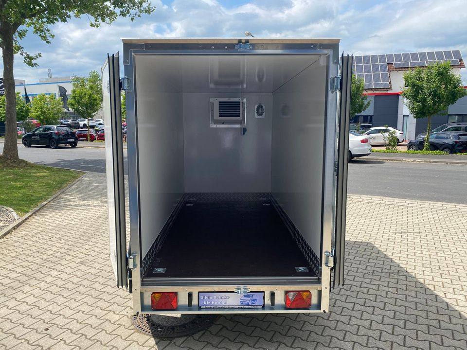 Vermietung / Kühlanhänger 2700KG / Nutzlast 2066KG / Kühlkoffer / Catering / Veranstaltung / Messe - Prikolica hladnjača: slika Vermietung / Kühlanhänger 2700KG / Nutzlast 2066KG / Kühlkoffer / Catering / Veranstaltung / Messe - Prikolica hladnjača Vermietung / Kühlanhänger 2700KG / Nutzlast 2066KG / Kühlkoffer / Catering / Veranstaltung / Messe - Prikolica hladnjača: slika Vermietung / Kühlanhänger 2700KG / Nutzlast 2066KG / Kühlkoffer / Catering / Veranstaltung / Messe - Prikolica hladnjača