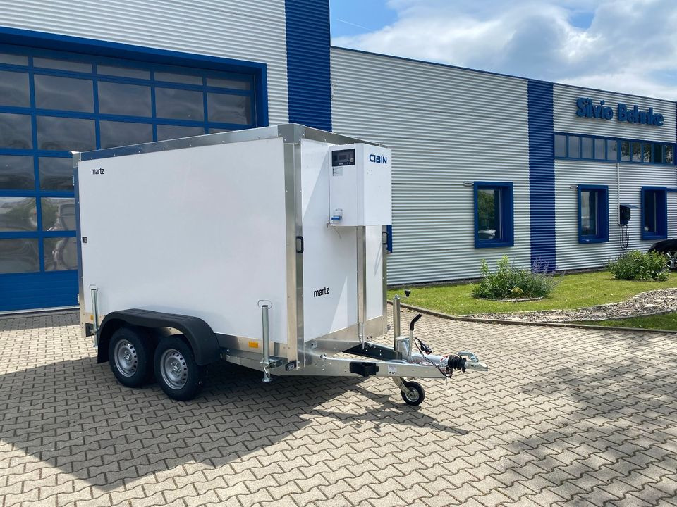 Vermietung / Kühlanhänger 2700KG / Nutzlast 2066KG / Kühlkoffer / Catering / Veranstaltung / Messe - Prikolica hladnjača: slika Vermietung / Kühlanhänger 2700KG / Nutzlast 2066KG / Kühlkoffer / Catering / Veranstaltung / Messe - Prikolica hladnjača Vermietung / Kühlanhänger 2700KG / Nutzlast 2066KG / Kühlkoffer / Catering / Veranstaltung / Messe - Prikolica hladnjača: slika Vermietung / Kühlanhänger 2700KG / Nutzlast 2066KG / Kühlkoffer / Catering / Veranstaltung / Messe - Prikolica hladnjača