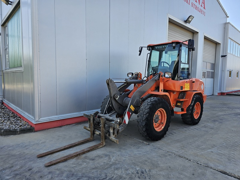 VOLVO L30G - Utovarivač na kotačima: slika VOLVO L30G - Utovarivač na kotačima VOLVO L30G - Utovarivač na kotačima: slika VOLVO L30G - Utovarivač na kotačima