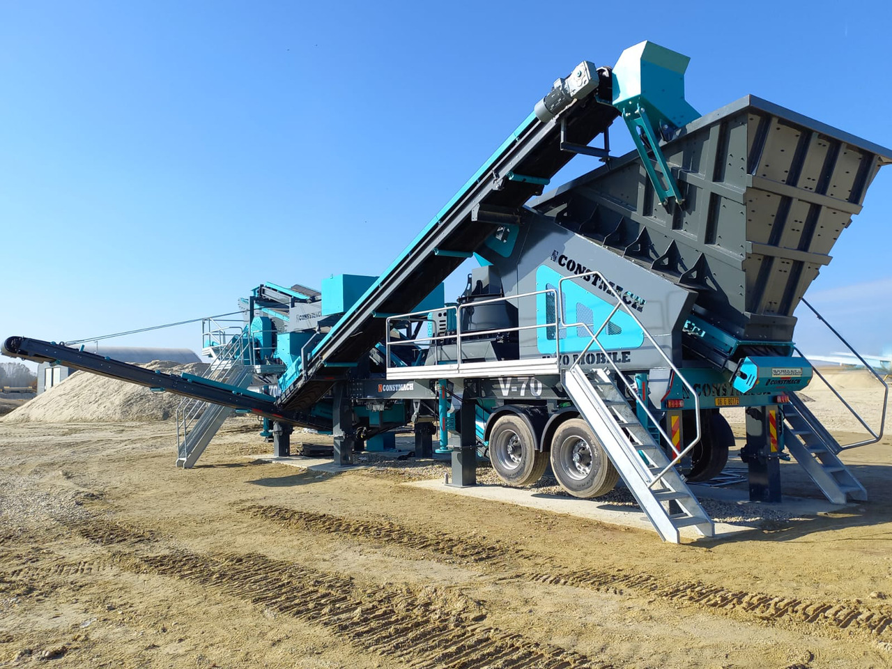Constmach Concasseur À Impact À Axe Vertical Mobile D'une Capacité De 100 À 150 Tonnes - Mobilna drobilica: slika Constmach Concasseur À Impact À Axe Vertical Mobile D'une Capacité De 100 À 150 Tonnes - Mobilna drobilica Constmach Concasseur À Impact À Axe Vertical Mobile D'une Capacité De 100 À 150 Tonnes - Mobilna drobilica: slika Constmach Concasseur À Impact À Axe Vertical Mobile D'une Capacité De 100 À 150 Tonnes - Mobilna drobilica