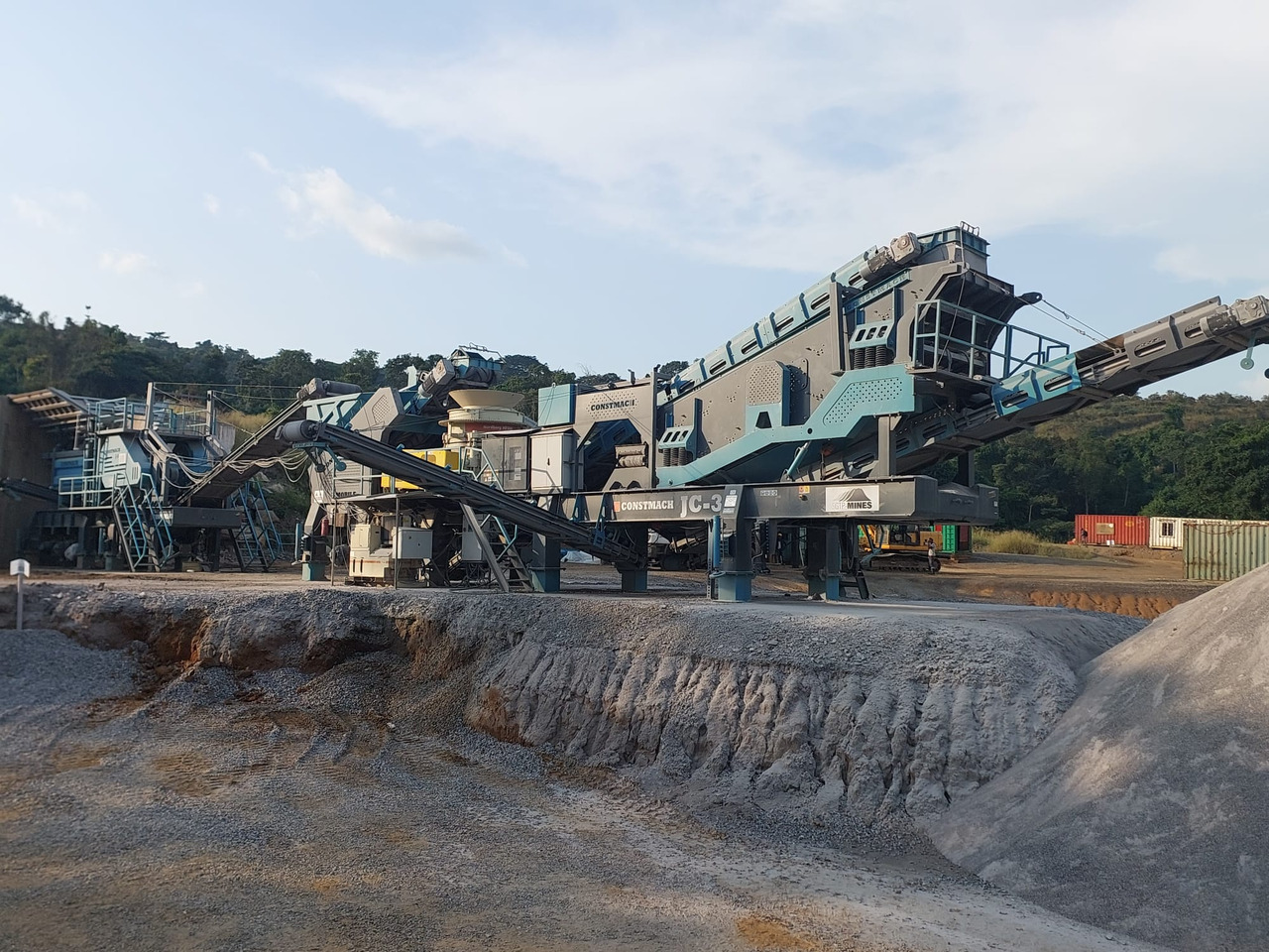 Constmach Mobile Jaw Crushing Plant With A Capacity Of 250 To 300 T/h - Mobilna drobilica: slika Constmach Mobile Jaw Crushing Plant With A Capacity Of 250 To 300 T/h - Mobilna drobilica Constmach Mobile Jaw Crushing Plant With A Capacity Of 250 To 300 T/h - Mobilna drobilica: slika Constmach Mobile Jaw Crushing Plant With A Capacity Of 250 To 300 T/h - Mobilna drobilica