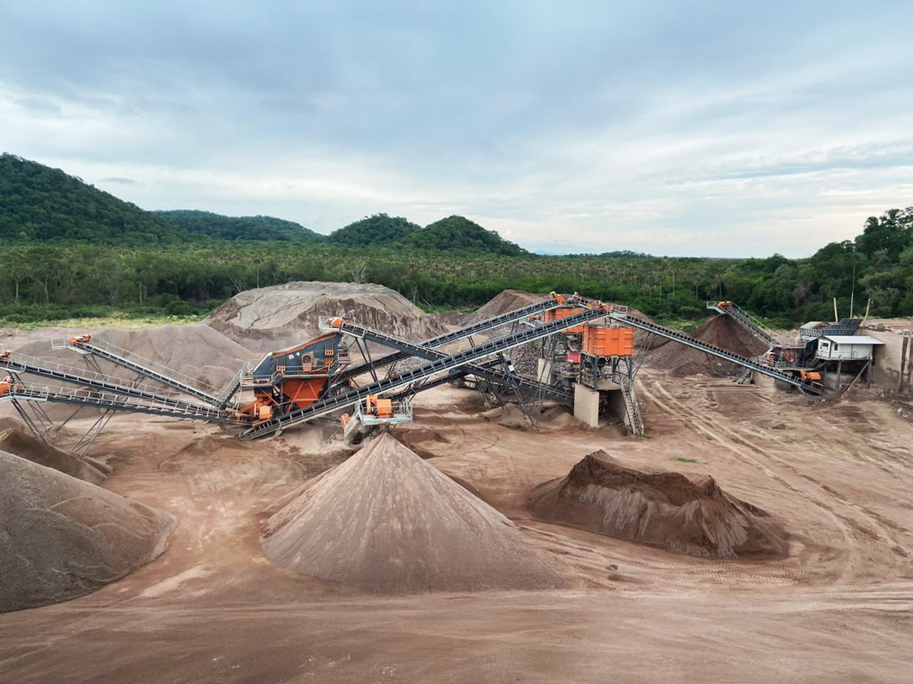 Novi Drobilica Constmach Stationäre Steinbrech- und Siebanlage 50 bis 1.000 t/h: slika Novi Drobilica Constmach Stationäre Steinbrech- und Siebanlage 50 bis 1.000 t/h Novi Drobilica Constmach Stationäre Steinbrech- und Siebanlage 50 bis 1.000 t/h: slika Novi Drobilica Constmach Stationäre Steinbrech- und Siebanlage 50 bis 1.000 t/h