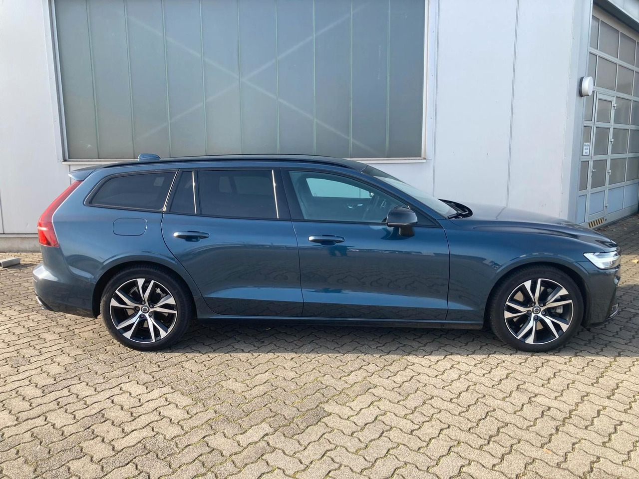Volvo V60 T8 R Design Recharge Plug-In Hybrid AWD - Karavan: slika Volvo V60 T8 R Design Recharge Plug-In Hybrid AWD - Karavan Volvo V60 T8 R Design Recharge Plug-In Hybrid AWD - Karavan: slika Volvo V60 T8 R Design Recharge Plug-In Hybrid AWD - Karavan