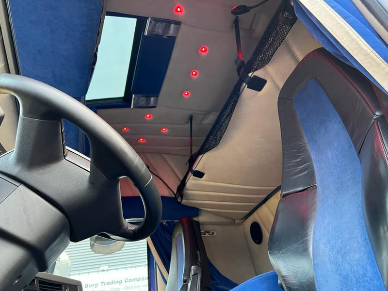 Interior photo 1: Tegljač Volvo FH 13.500 6x4 Tandem lift