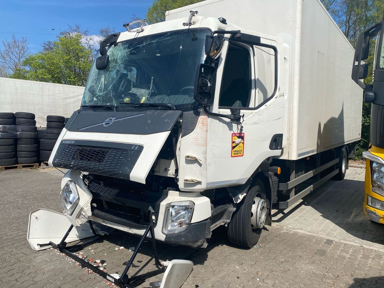 Volvo FL 16.280 Koffer Unfallschaden - Kamion sandučar: slika Volvo FL 16.280 Koffer Unfallschaden - Kamion sandučar Volvo FL 16.280 Koffer Unfallschaden - Kamion sandučar: slika Volvo FL 16.280 Koffer Unfallschaden - Kamion sandučar