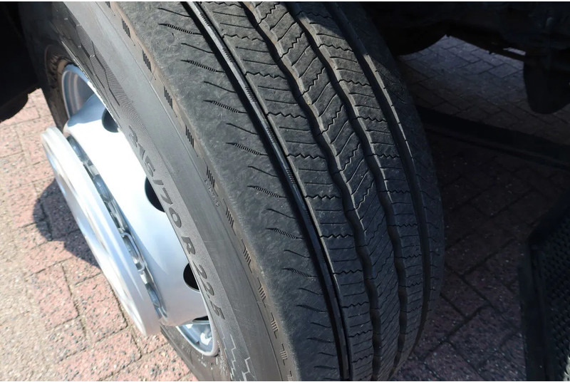 Mercedes-Benz Antos 2127 L Bak + klep 2000 kg Euro 6 - Kamion sandučar: slika Mercedes-Benz Antos 2127 L Bak + klep 2000 kg Euro 6 - Kamion sandučar Mercedes-Benz Antos 2127 L Bak + klep 2000 kg Euro 6 - Kamion sandučar: slika Mercedes-Benz Antos 2127 L Bak + klep 2000 kg Euro 6 - Kamion sandučar