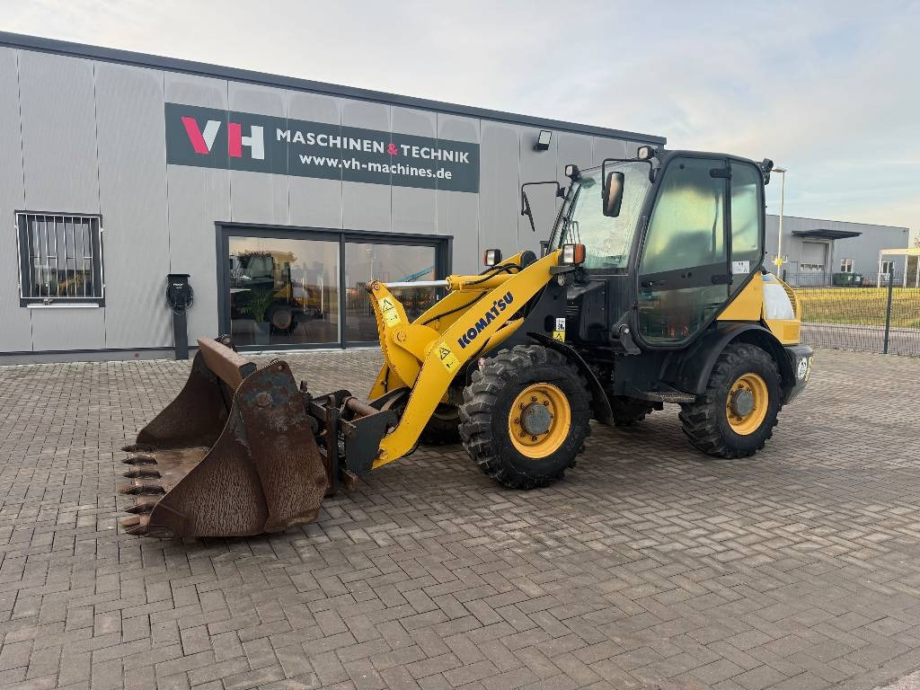 Komatsu WA 70-5 - Utovarivač na kotačima: slika Komatsu WA 70-5 - Utovarivač na kotačima Komatsu WA 70-5 - Utovarivač na kotačima: slika Komatsu WA 70-5 - Utovarivač na kotačima