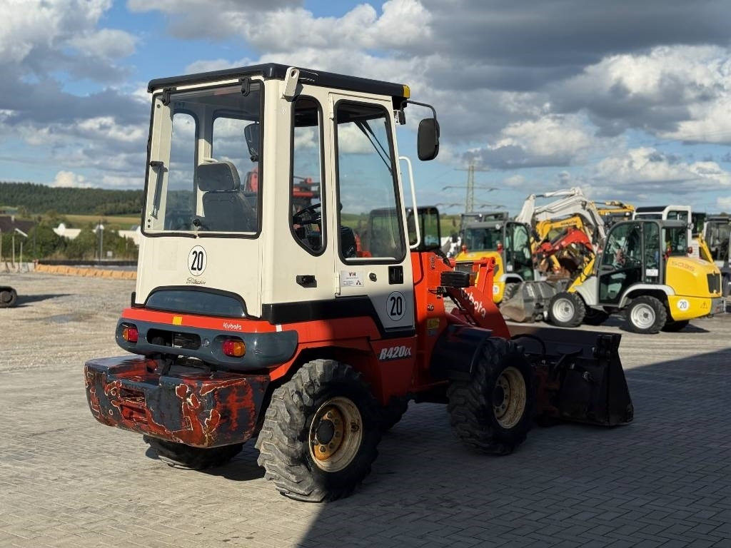 Kubota R 420 - Utovarivač na kotačima: slika Kubota R 420 - Utovarivač na kotačima Kubota R 420 - Utovarivač na kotačima: slika Kubota R 420 - Utovarivač na kotačima