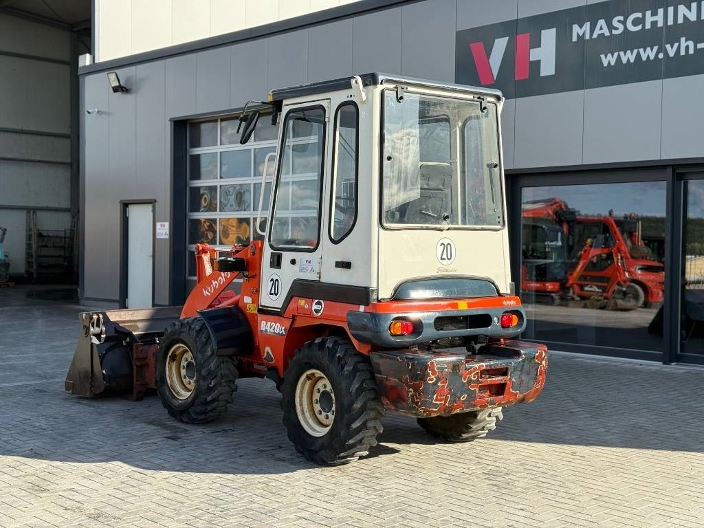Kubota R 420 - Utovarivač na kotačima: slika Kubota R 420 - Utovarivač na kotačima Kubota R 420 - Utovarivač na kotačima: slika Kubota R 420 - Utovarivač na kotačima