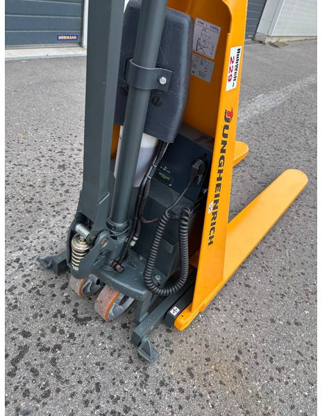 Jungheinrich Scherenhubwagen AMX 10e - Slagač stoga: slika Jungheinrich Scherenhubwagen AMX 10e - Slagač stoga Jungheinrich Scherenhubwagen AMX 10e - Slagač stoga: slika Jungheinrich Scherenhubwagen AMX 10e - Slagač stoga