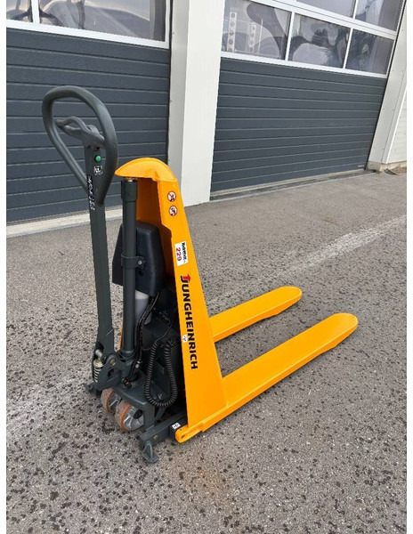 Jungheinrich Scherenhubwagen AMX 10e - Slagač stoga: slika Jungheinrich Scherenhubwagen AMX 10e - Slagač stoga Jungheinrich Scherenhubwagen AMX 10e - Slagač stoga: slika Jungheinrich Scherenhubwagen AMX 10e - Slagač stoga