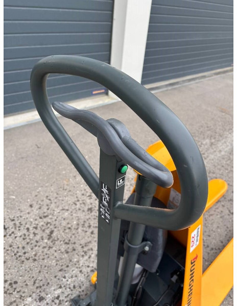 Jungheinrich Scherenhubwagen AMX 10e - Slagač stoga: slika Jungheinrich Scherenhubwagen AMX 10e - Slagač stoga Jungheinrich Scherenhubwagen AMX 10e - Slagač stoga: slika Jungheinrich Scherenhubwagen AMX 10e - Slagač stoga