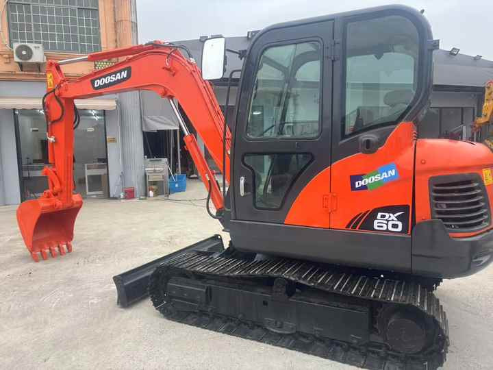 High Quality Hot Selling 6ton Second Hand Excavator Machine Mini Small Excavator DX60-9C Used Doosan Excavator for Sale DX60 - Bager: slika High Quality Hot Selling 6ton Second Hand Excavator Machine Mini Small Excavator DX60-9C Used Doosan Excavator for Sale DX60 - Bager High Quality Hot Selling 6ton Second Hand Excavator Machine Mini Small Excavator DX60-9C Used Doosan Excavator for Sale DX60 - Bager: slika High Quality Hot Selling 6ton Second Hand Excavator Machine Mini Small Excavator DX60-9C Used Doosan Excavator for Sale DX60 - Bager