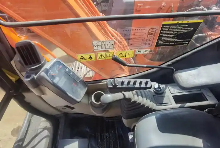 Bager gusjeničar Original Small Size Second Hand Excavating Equipment Cheap Price Excellent Quality Used Hitachi Zx60 Excavator With Blade: slika Bager gusjeničar Original Small Size Second Hand Excavating Equipment Cheap Price Excellent Quality Used Hitachi Zx60 Excavator With Blade