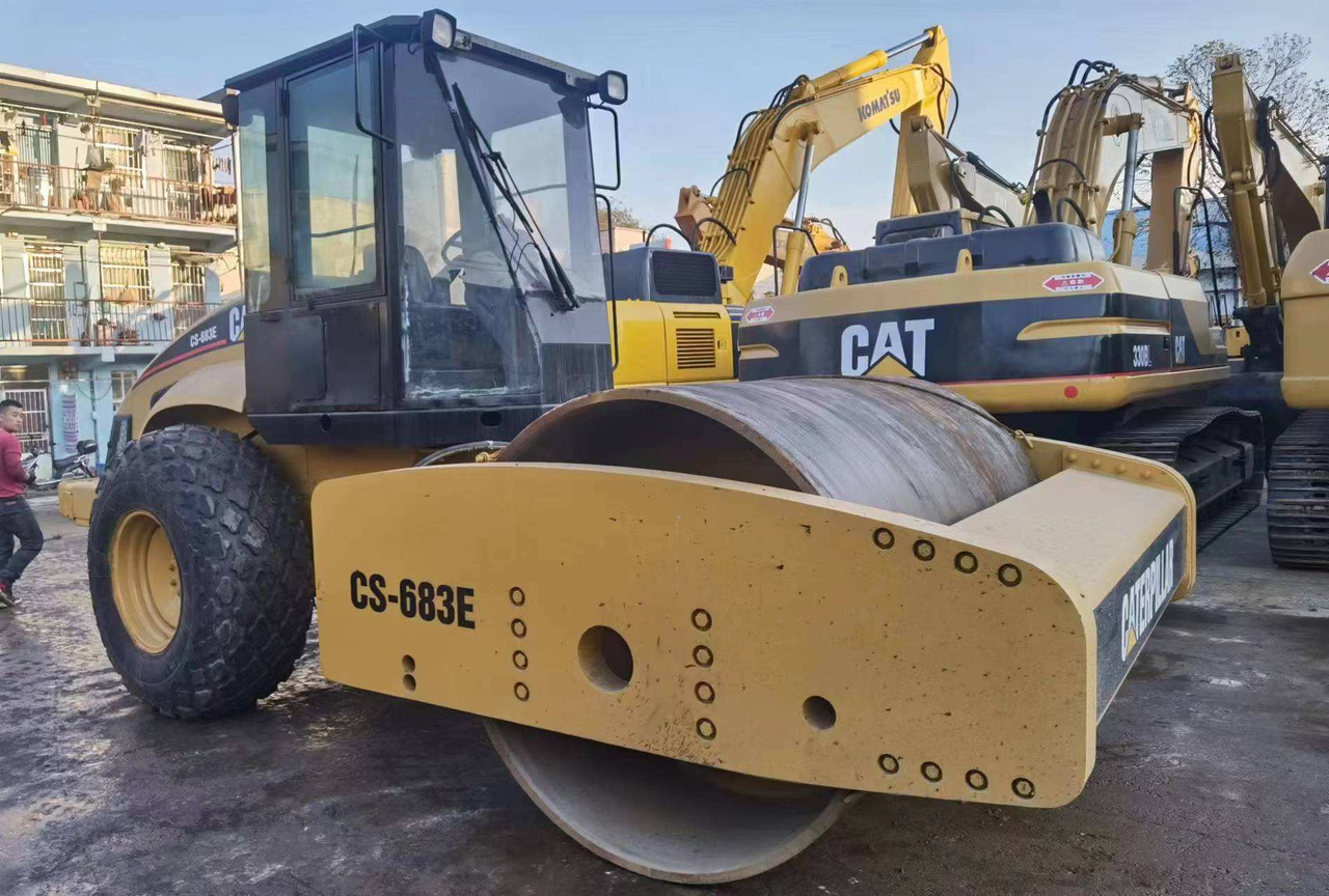 Cestovni valjak used Road making machine CAT CS 683E roller: slika Cestovni valjak used Road making machine CAT CS 683E roller
