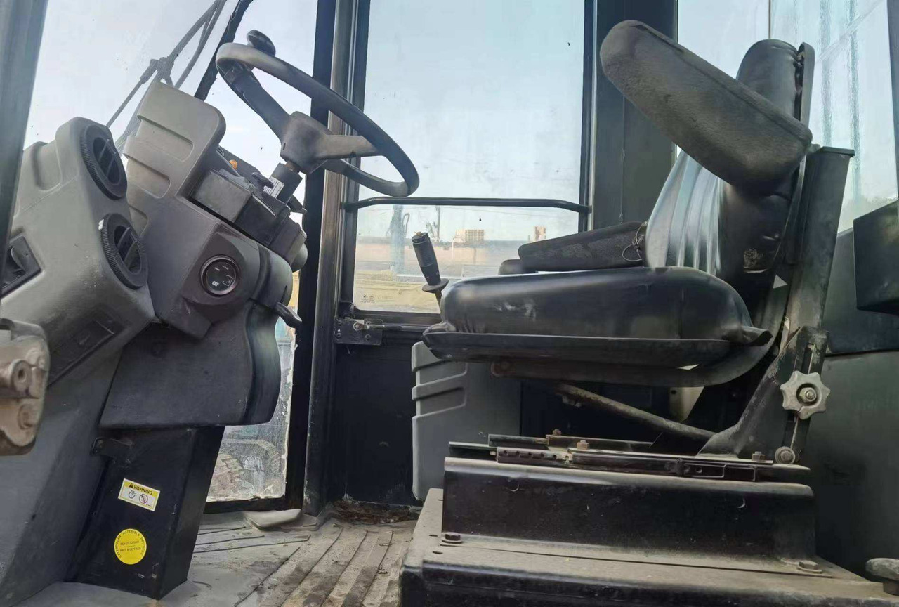 Used Road making machine CAT CS 683E roller - Cestovni valjak: slika used Road making machine CAT CS 683E roller - Cestovni valjak Used Road making machine CAT CS 683E roller - Cestovni valjak: slika used Road making machine CAT CS 683E roller - Cestovni valjak