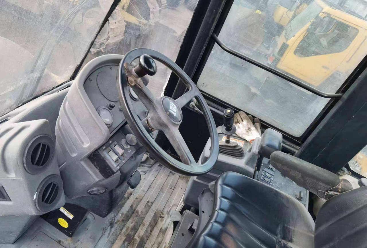 Used Road making machine CAT CS 683E roller - Cestovni valjak: slika used Road making machine CAT CS 683E roller - Cestovni valjak Used Road making machine CAT CS 683E roller - Cestovni valjak: slika used Road making machine CAT CS 683E roller - Cestovni valjak