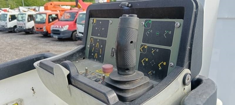 Podizna platforma montirana na kamion Renault Master Versalift VTL135 EVO - 13,3 m - 120kg: slika Podizna platforma montirana na kamion Renault Master Versalift VTL135 EVO - 13,3 m - 120kg