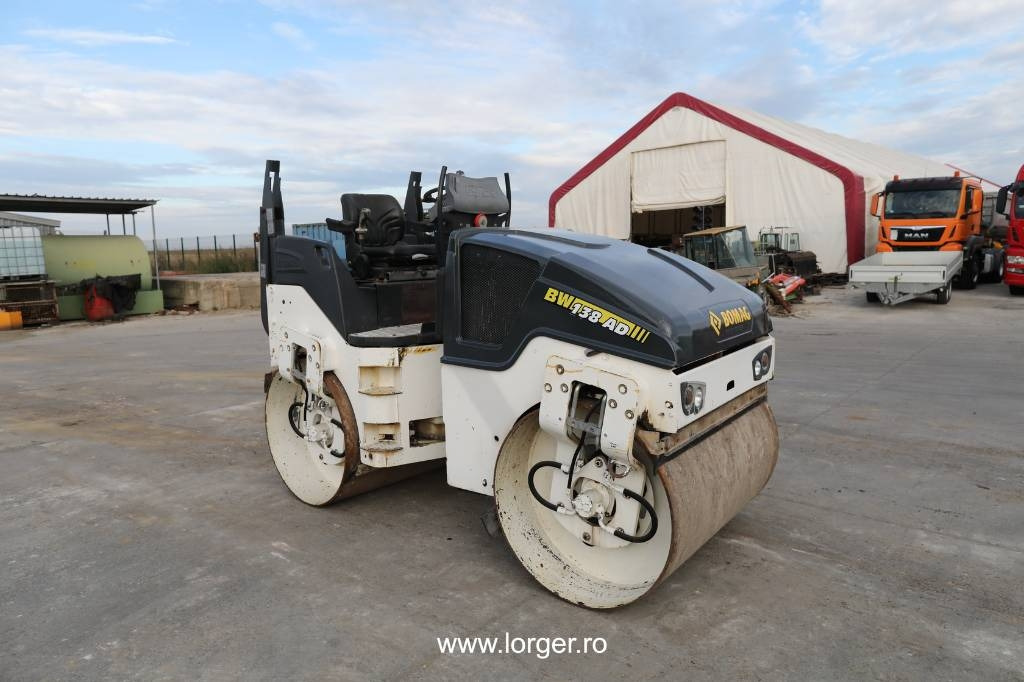 Bomag BW 138 AD-5 - Cestovni valjak: slika Bomag BW 138 AD-5 - Cestovni valjak Bomag BW 138 AD-5 - Cestovni valjak: slika Bomag BW 138 AD-5 - Cestovni valjak