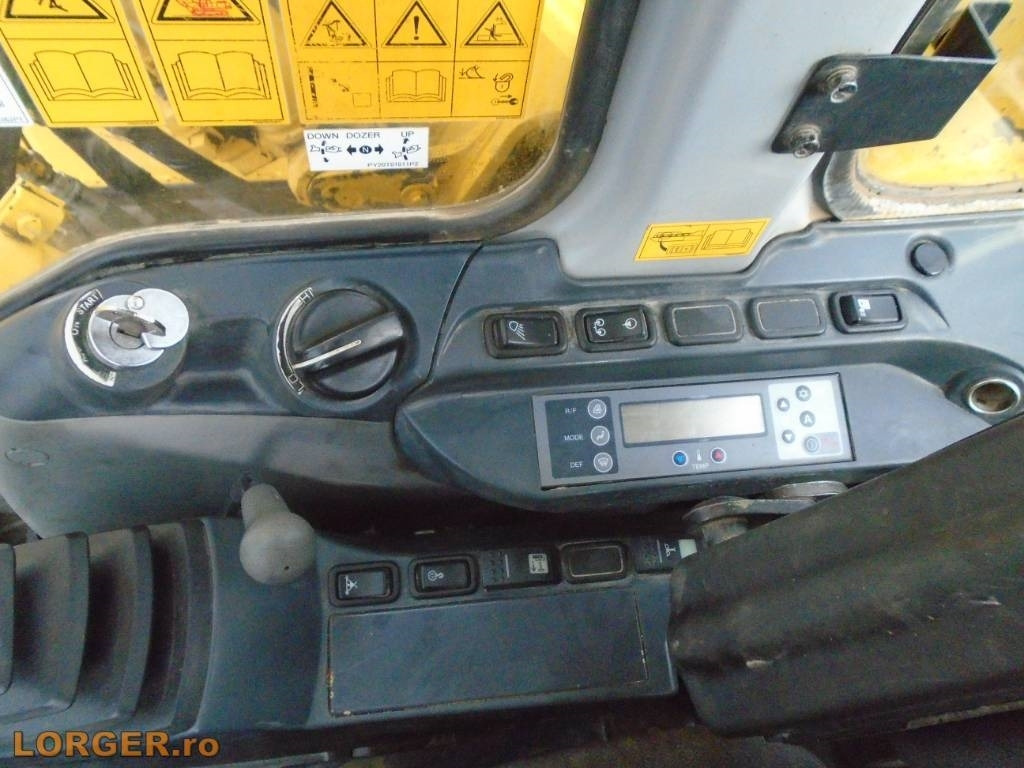 Zakup New Holland E 235 B SR-2* Blade  New Holland E 235 B SR-2* Blade: slika Zakup New Holland E 235 B SR-2* Blade  New Holland E 235 B SR-2* Blade