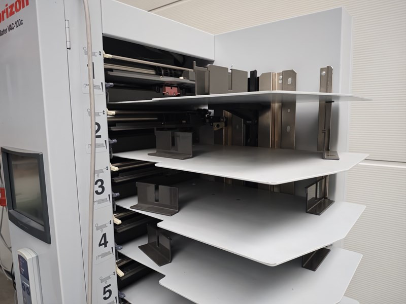 Horizon VAC-100 c | collator | 10 stations | 2008 | 33.2 mio - Tiskarski stroj: slika Horizon VAC-100 c | collator | 10 stations | 2008 | 33.2 mio - Tiskarski stroj Horizon VAC-100 c | collator | 10 stations | 2008 | 33.2 mio - Tiskarski stroj: slika Horizon VAC-100 c | collator | 10 stations | 2008 | 33.2 mio - Tiskarski stroj