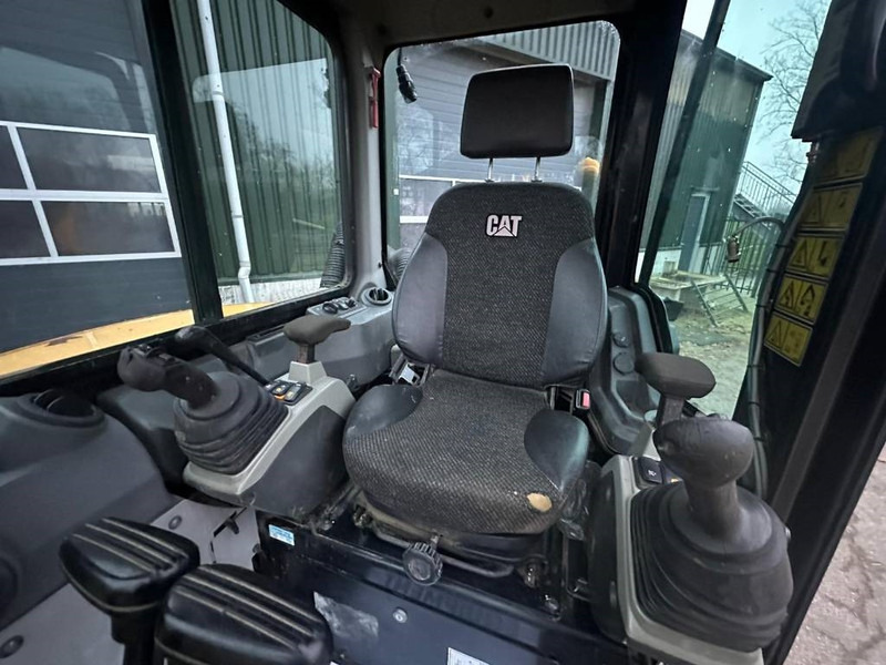 Mini bager Cat 305 E CR - A/C: slika Mini bager Cat 305 E CR - A/C Mini bager Cat 305 E CR - A/C: slika Mini bager Cat 305 E CR - A/C
