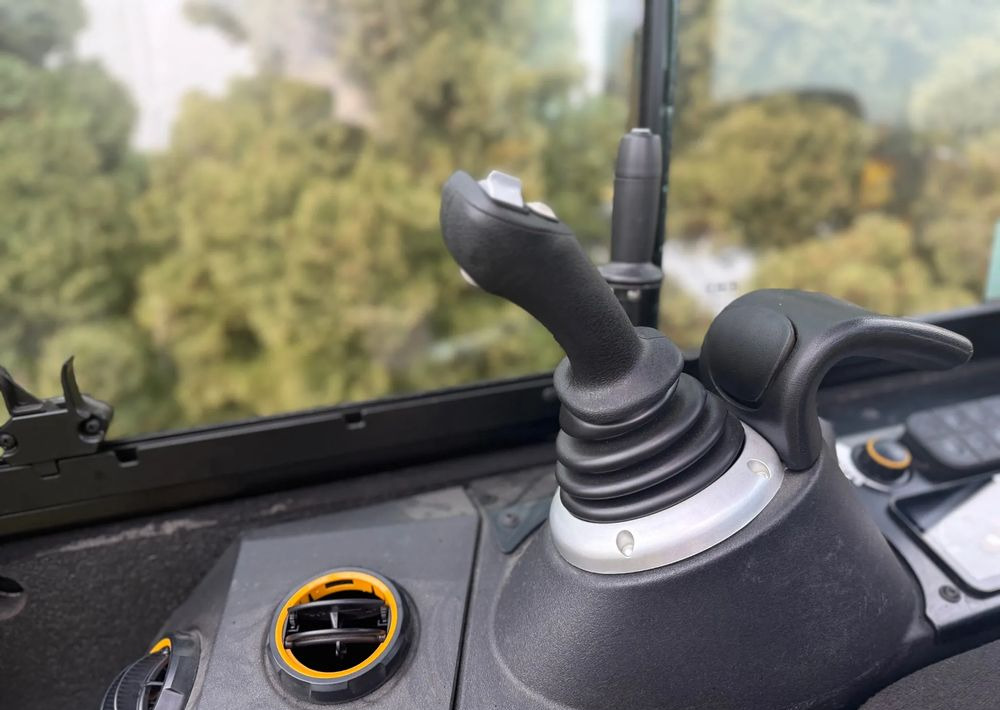 Novi Mini bager JCB 19C-1E: slika Novi Mini bager JCB 19C-1E