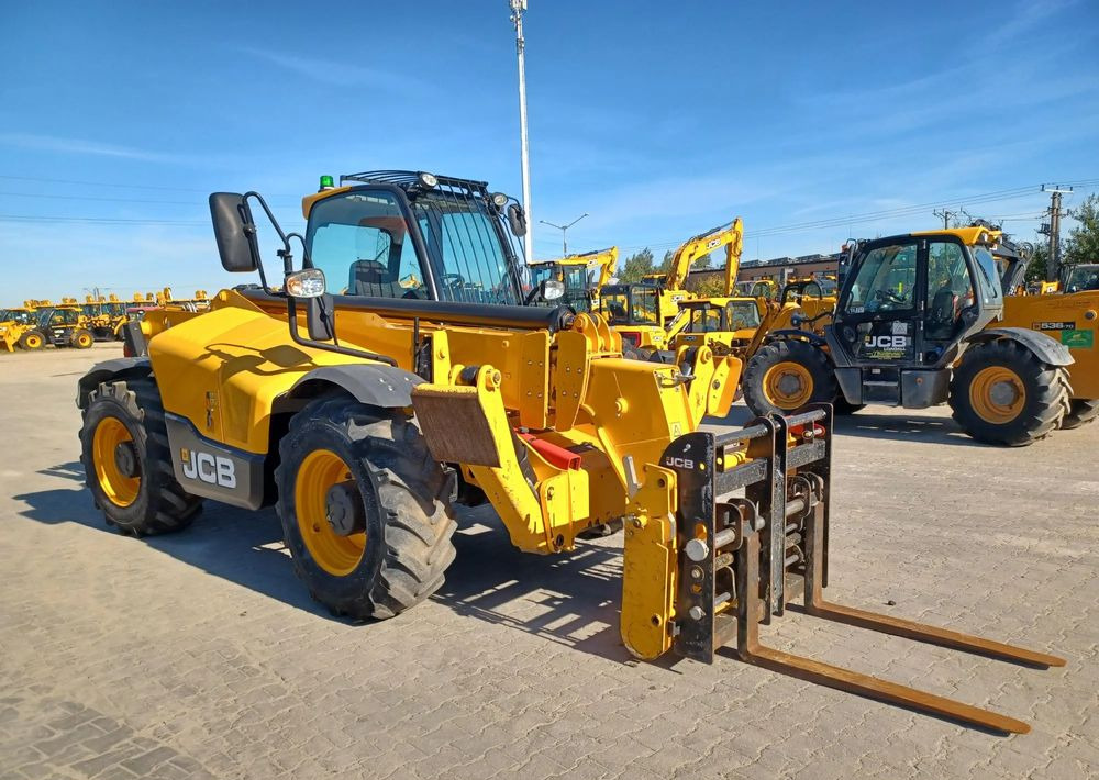 JCB 535-125 - Teleskopski rukovatelj: slika JCB 535-125 - Teleskopski rukovatelj JCB 535-125 - Teleskopski rukovatelj: slika JCB 535-125 - Teleskopski rukovatelj