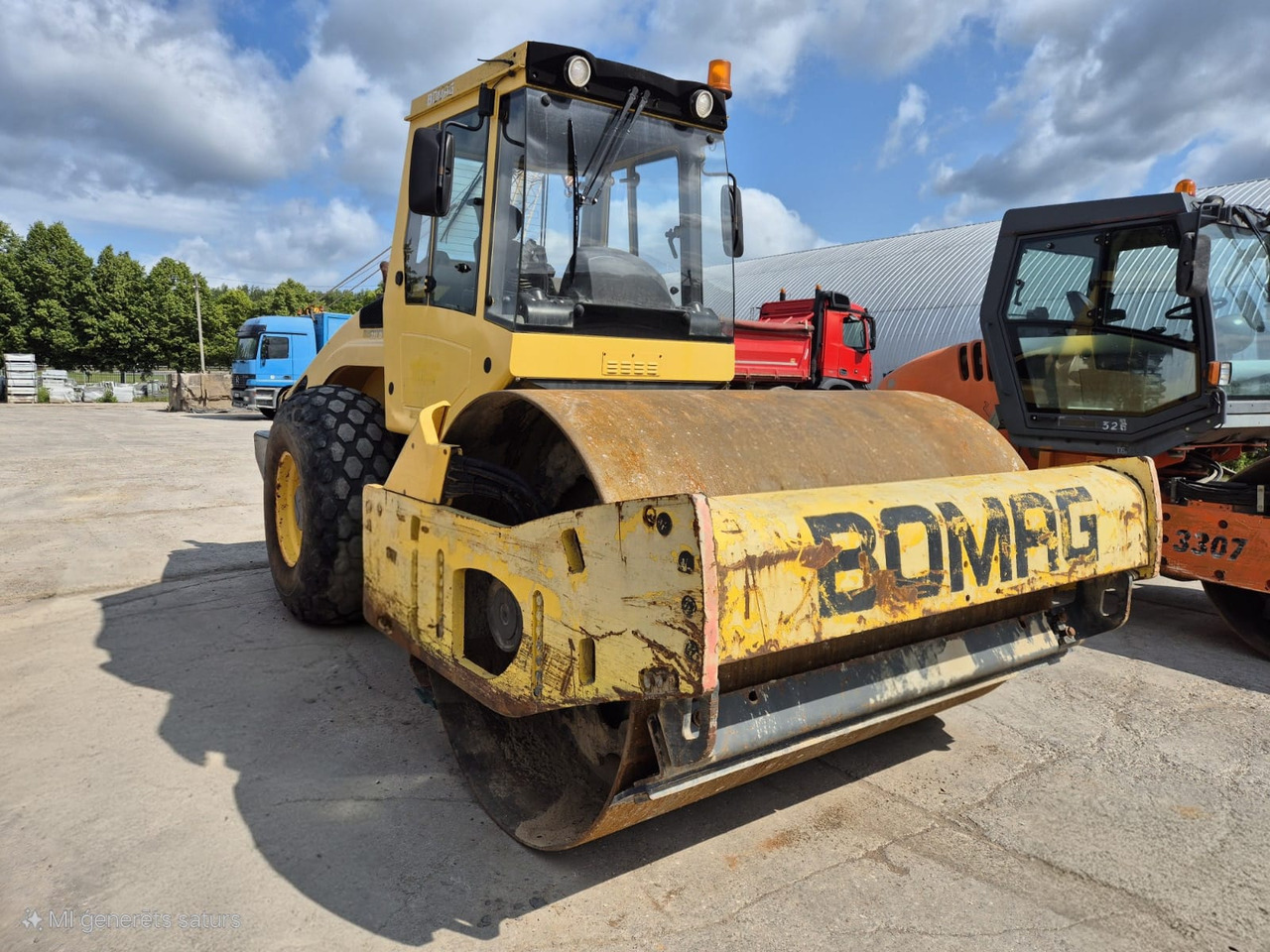 BOMAG BW211 D-4 - Kompaktor: slika BOMAG BW211 D-4 - Kompaktor BOMAG BW211 D-4 - Kompaktor: slika BOMAG BW211 D-4 - Kompaktor