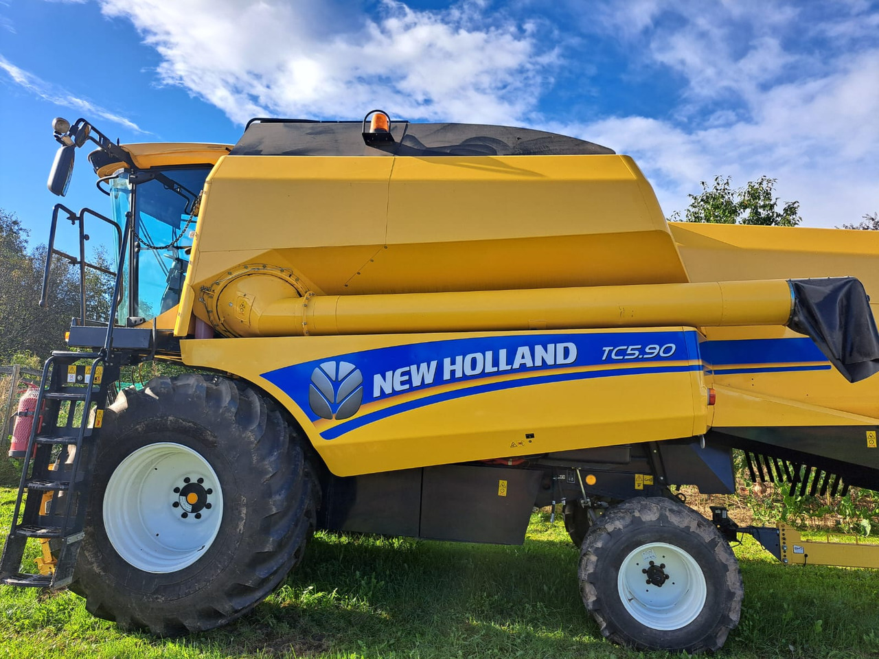 NEW HOLLAND TC 5.90 - Kombajn za žetvu: slika NEW HOLLAND TC 5.90 - Kombajn za žetvu NEW HOLLAND TC 5.90 - Kombajn za žetvu: slika NEW HOLLAND TC 5.90 - Kombajn za žetvu