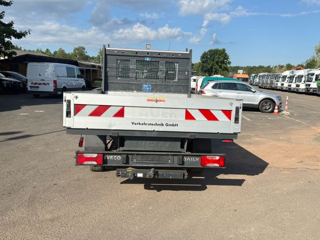 Iveco Daily 35 S 12 - Dostavno vozilo s ravnom platformom: slika Iveco Daily 35 S 12 - Dostavno vozilo s ravnom platformom Iveco Daily 35 S 12 - Dostavno vozilo s ravnom platformom: slika Iveco Daily 35 S 12 - Dostavno vozilo s ravnom platformom