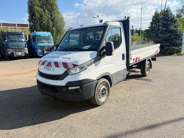 Iveco Daily 35 S 12 - Dostavno vozilo s ravnom platformom: slika Iveco Daily 35 S 12 - Dostavno vozilo s ravnom platformom Iveco Daily 35 S 12 - Dostavno vozilo s ravnom platformom: slika Iveco Daily 35 S 12 - Dostavno vozilo s ravnom platformom