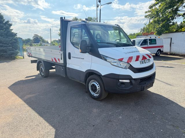 Iveco Daily 35 S 12 - Dostavno vozilo s ravnom platformom: slika Iveco Daily 35 S 12 - Dostavno vozilo s ravnom platformom Iveco Daily 35 S 12 - Dostavno vozilo s ravnom platformom: slika Iveco Daily 35 S 12 - Dostavno vozilo s ravnom platformom