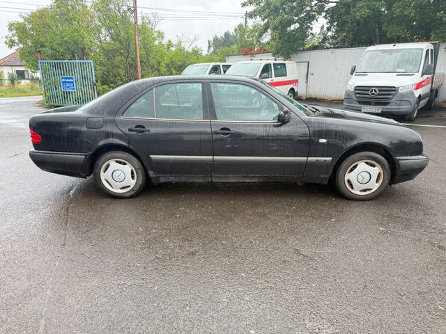 Mercedes-Benz E 200 - Limuzina: slika Mercedes-Benz E 200 - Limuzina Mercedes-Benz E 200 - Limuzina: slika Mercedes-Benz E 200 - Limuzina