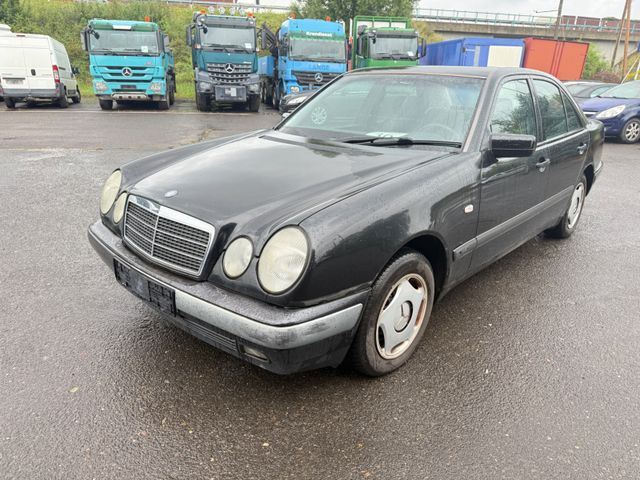 Mercedes-Benz E 200 - Limuzina: slika Mercedes-Benz E 200 - Limuzina Mercedes-Benz E 200 - Limuzina: slika Mercedes-Benz E 200 - Limuzina