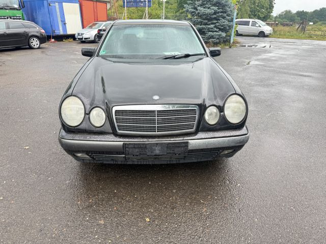 Mercedes-Benz E 200 - Limuzina: slika Mercedes-Benz E 200 - Limuzina Mercedes-Benz E 200 - Limuzina: slika Mercedes-Benz E 200 - Limuzina