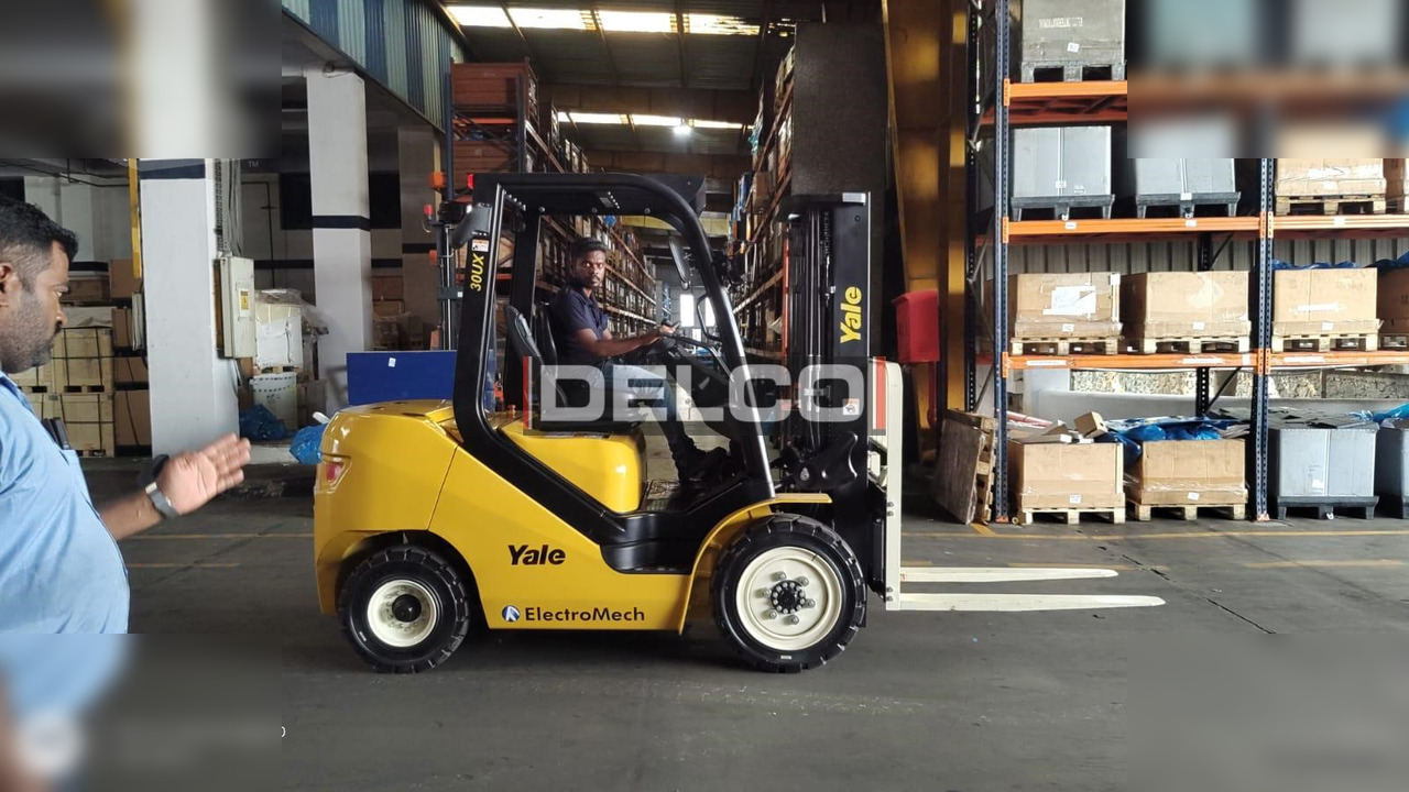 YALE GP30UX - Viličar: slika YALE GP30UX - Viličar YALE GP30UX - Viličar: slika YALE GP30UX - Viličar