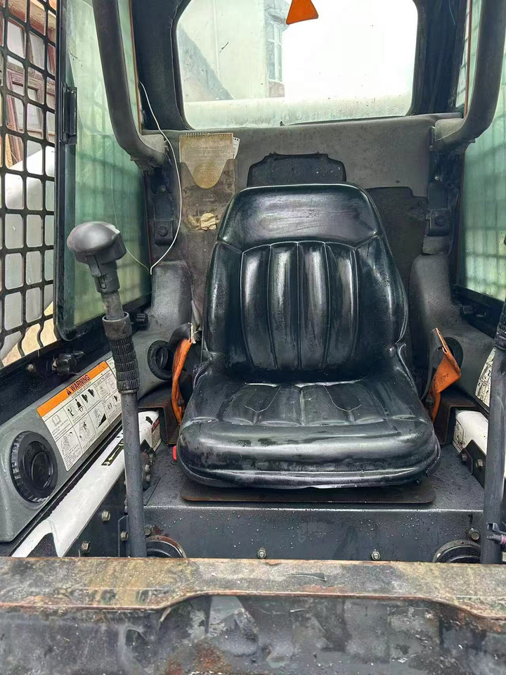 Bobcat S300 - Mini utovarivač: slika Bobcat S300 - Mini utovarivač Bobcat S300 - Mini utovarivač: slika Bobcat S300 - Mini utovarivač