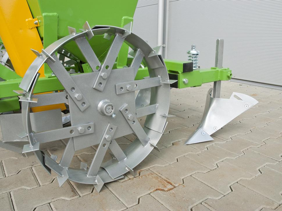 Bomet Kartoffelpflanzmaschine / Potato planter / Planteuse de pomme de terre / Piantapatate / Sadzarka ziemniaków - Sadilica za krumpir: slika Bomet Kartoffelpflanzmaschine / Potato planter / Planteuse de pomme de terre / Piantapatate / Sadzarka ziemniaków - Sadilica za krumpir Bomet Kartoffelpflanzmaschine / Potato planter / Planteuse de pomme de terre / Piantapatate / Sadzarka ziemniaków - Sadilica za krumpir: slika Bomet Kartoffelpflanzmaschine / Potato planter / Planteuse de pomme de terre / Piantapatate / Sadzarka ziemniaków - Sadilica za krumpir