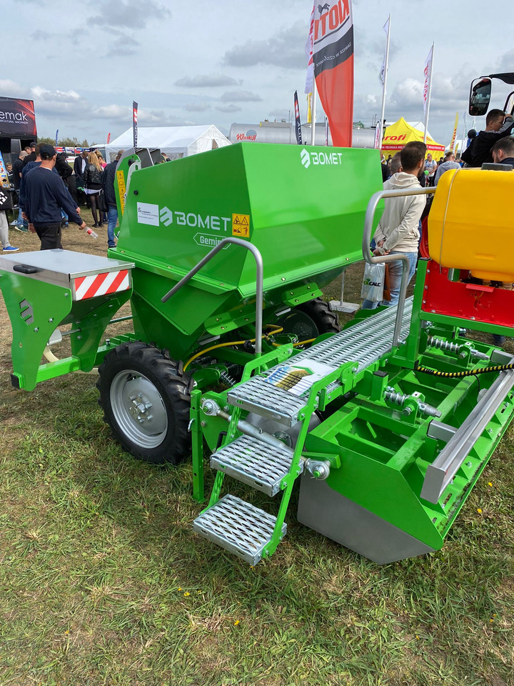Bomet Kartoffelpflanzmaschine / Potato planter / Planteuse de pomme de terre / Piantapatate / Sadzarka ziemniaków - Sadilica za krumpir: slika Bomet Kartoffelpflanzmaschine / Potato planter / Planteuse de pomme de terre / Piantapatate / Sadzarka ziemniaków - Sadilica za krumpir Bomet Kartoffelpflanzmaschine / Potato planter / Planteuse de pomme de terre / Piantapatate / Sadzarka ziemniaków - Sadilica za krumpir: slika Bomet Kartoffelpflanzmaschine / Potato planter / Planteuse de pomme de terre / Piantapatate / Sadzarka ziemniaków - Sadilica za krumpir